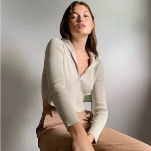 Aritzia Sunday Best Forest Zip Up Sweater Beige size Medium